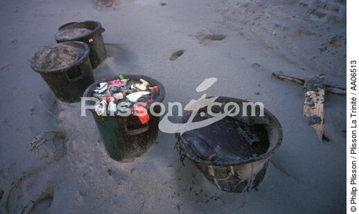 Nettoyage des plages après le naufrage de l'Erika. - © Philip Plisson / Plisson La Trinité / AA06513 - Nos reportages photos - Pollution