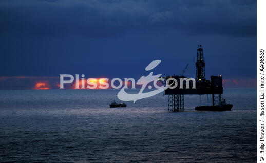 Plateforme pétrolière en Mer du Nord. - © Philip Plisson / Plisson La Trinité / AA06539 - Nos reportages photos - Ecosse