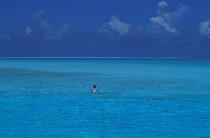 Baignade en Polynésie française. © Philip Plisson / Plisson La Trinité / AA06549 - Nos reportages photos - Mer calme