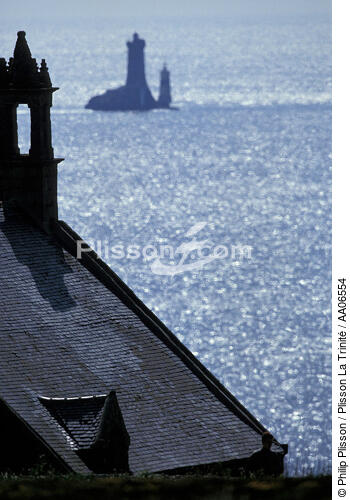 La chapelle de la pointe du Van et le phare de la Vieille. - © Philip Plisson / Plisson La Trinité / AA06554 - Nos reportages photos - Van [Pointe du]