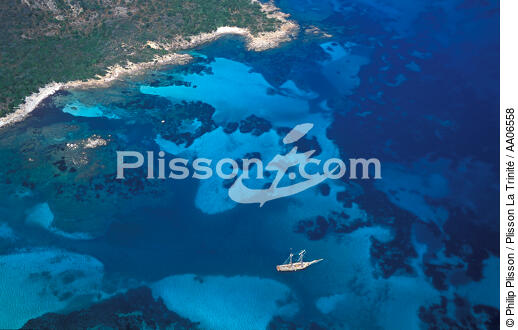 Mouillage en Corse. - © Philip Plisson / Plisson La Trinité / AA06558 - Nos reportages photos - Corse