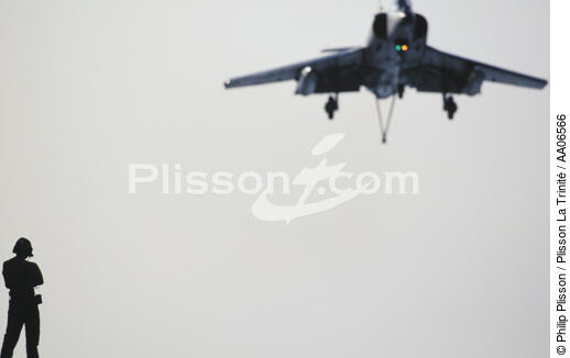 Avion à l'atterrissage sur un porte-avion. - © Philip Plisson / Plisson La Trinité / AA06566 - Nos reportages photos - Chien jaune