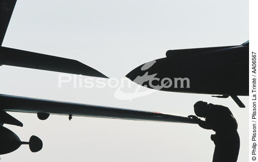 Manoeuvre sur un porte-avion. - © Philip Plisson / Plisson La Trinité / AA06567 - Photo Galleries - Flight deck bosun