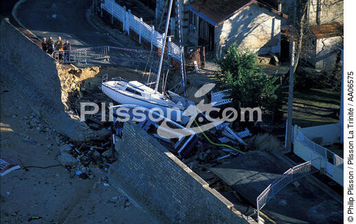 Dégats après la tempête de 1999 à Fouras. - © Philip Plisson / Plisson La Trinité / AA06575 - Nos reportages photos - Tempête