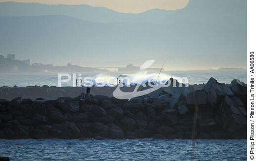 Pêche à la ligne sur la digue de Biarritz. - © Philip Plisson / Plisson La Trinité / AA06580 - Nos reportages photos - Biarritz