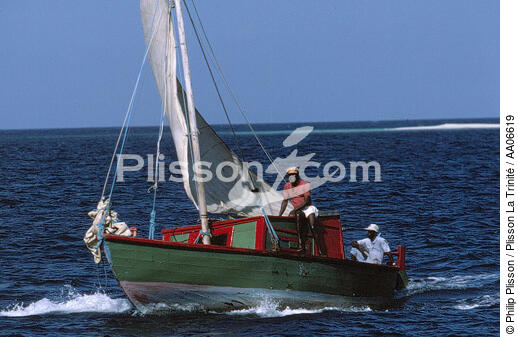 Embarcation aux Bermudes. - © Philip Plisson / Plisson La Trinité / AA06619 - Photo Galleries - Philip Plisson