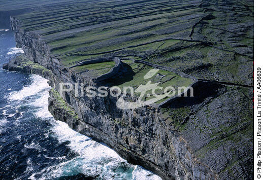Les falaises d'Inishmore. - © Philip Plisson / Plisson La Trinité / AA06639 - Nos reportages photos - Site [Irl]