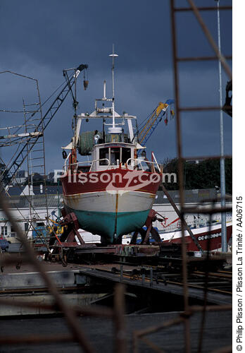 Petit chalutier en réparation. - © Philip Plisson / Plisson La Trinité / AA06715 - Photo Galleries - Shipyards