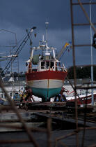 Petit chalutier en réparation. © Philip Plisson / Plisson La Trinité / AA06715 - Photo Galleries - Shipyards