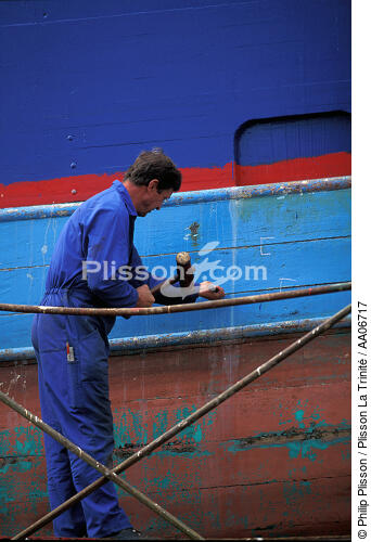 Réparation d'un bateau de pêche. - © Philip Plisson / Plisson La Trinité / AA06717 - Photo Galleries - Shipyards