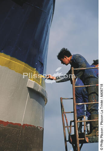 Peinture d'un chalutier sur les cales de Concarneau. - © Philip Plisson / Plisson La Trinité / AA06718 - Nos reportages photos - Réparation navale