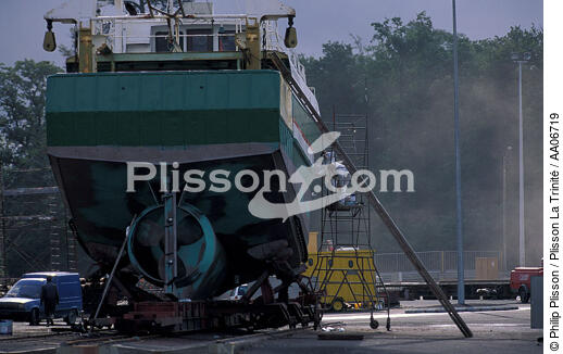 Bateau de pêche en réparation. - © Philip Plisson / Plisson La Trinité / AA06719 - Nos reportages photos - Chantier Naval