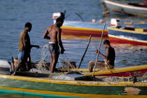 Pêcheur sur l'île de Grenade. © Philip Plisson / Plisson La Trinité / AA06790 - Nos reportages photos - Homme