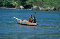 Pêcheur sur l'île de Grenade. © Philip Plisson / Plisson La Trinité / AA06794 - Nos reportages photos - Pêcheur