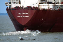 Cargo et pirogue sur l'Orénoque. © Philip Plisson / Plisson La Trinité / AA06809 - Nos reportages photos - Cargo