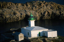 L'île de la Pietra est coiffée d'un phare qui veille sur le port de l'Ile-Rousse. © Philip Plisson / Plisson La Trinité / AA06824 - Nos reportages photos - Corse