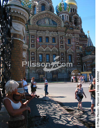 Dans les rues de Saint-Pétersbourg. - © Philip Plisson / Plisson La Trinité / AA06842 - Nos reportages photos - Musique