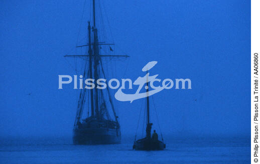 Early morning in Port-Rhu. - © Philip Plisson / Plisson La Trinité / AA06860 - Photo Galleries - Port-Rhu