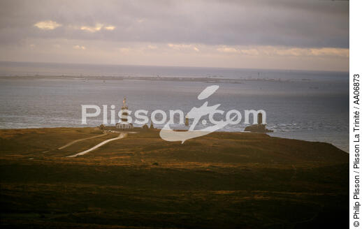 La Pointe du Raz, le phare de la Vieille et l'île de Sein. - © Philip Plisson / Plisson La Trinité / AA06873 - Photo Galleries - Pointe du Raz [The]