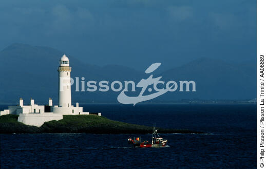 Bateau de pêche devant le phare de Lismore. - © Philip Plisson / Plisson La Trinité / AA06889 - Photo Galleries - Lighthouse [Scot]