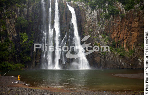 Chute d'eau sur l'île de la Réunion. - © Philip Plisson / Plisson La Trinité / AA06983 - Nos reportages photos - Hydrologie