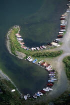 Petites embarcations dans les Orcades. © Philip Plisson / Plisson La Trinité / AA07023 - Nos reportages photos - Ile [Eco]