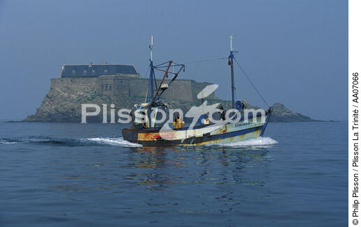 Back from fishing. - © Philip Plisson / Plisson La Trinité / AA07066 - Photo Galleries - Emerald Coast [The]