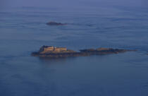 La petite île d'Harbour devant Dinard. © Philip Plisson / Plisson La Trinité / AA07067 - Photo Galleries - Emerald Coast [The]
