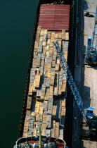 Chargement de bois dans le port de Saint-Malo. © Philip Plisson / Plisson La Trinité / AA07083 - Nos reportages photos - Ille & Vilaine