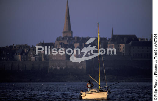 Petite pêche devant Saint-Malo. - © Philip Plisson / Plisson La Trinité / AA07096 - Nos reportages photos - Pêcheur
