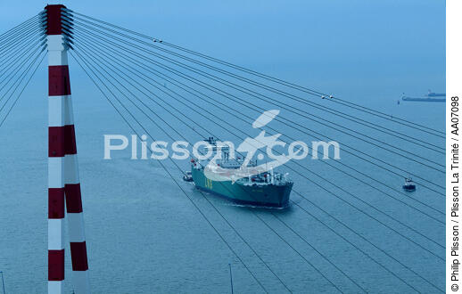 Transport maritime en Loire. - © Philip Plisson / Plisson La Trinité / AA07098 - Photo Galleries - Cargo ship carrying methane