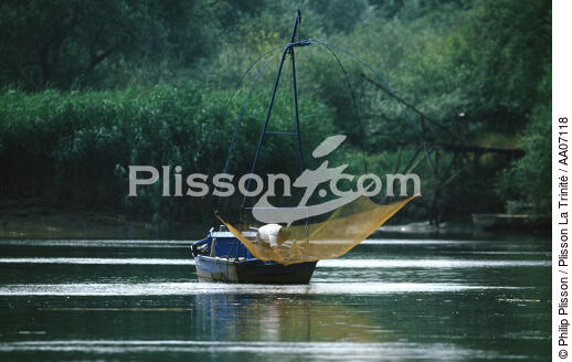 Pêche au carrelet. - © Philip Plisson / Plisson La Trinité / AA07118 - Nos reportages photos - Philip Plisson