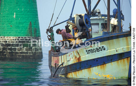 Petite pêche devant Saint-Malo. - © Philip Plisson / Plisson La Trinité / AA07159 - Nos reportages photos - Métier