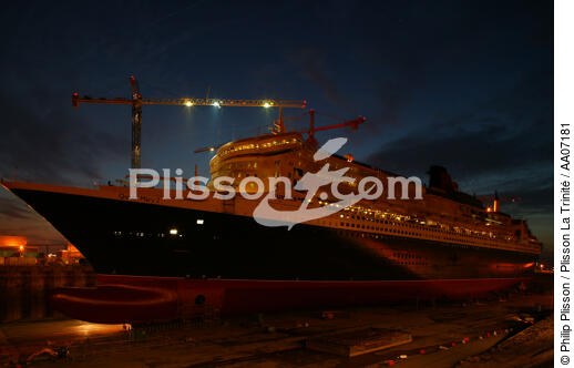Le Queen Mary II aux chantiers de St Nazaire - © Philip Plisson / Plisson La Trinité / AA07181 - Nos reportages photos - Réparation navale