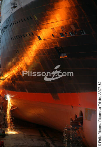 Dernière soudure pour le Queen Mary II. - © Philip Plisson / Plisson La Trinité / AA07182 - Nos reportages photos - Réparation navale