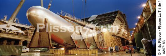 The placement of the bulb of the Queen Mary II. - © Philip Plisson / Plisson La Trinité / AA07183 - Photo Galleries - Boat and shipbuilding