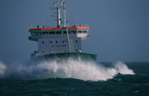 Vraquier dans une mer agitée. © Philip Plisson / Plisson La Trinité / AA07214 - Photo Galleries - Maritime transport