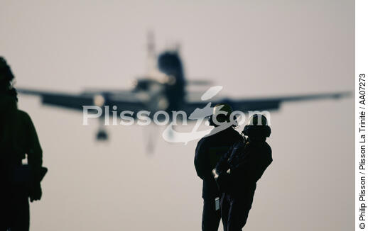 Manoeuvre sur le Clémenceau. - © Philip Plisson / Plisson La Trinité / AA07273 - Nos reportages photos - Porte-avions
