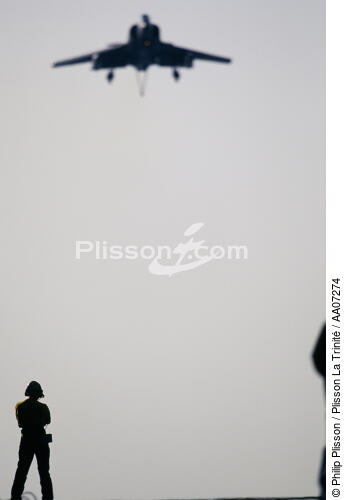 Chein jaune prêt pour l'aterrissage. - © Philip Plisson / Plisson La Trinité / AA07274 - Nos reportages photos - Transport aérien