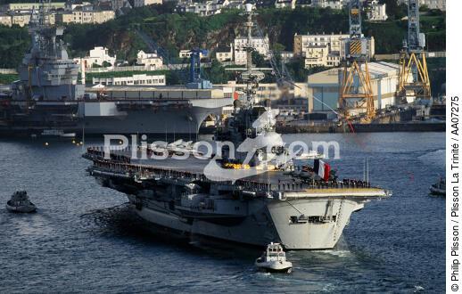Le Clémenceau dans le port de Brest. - © Philip Plisson / Plisson La Trinité / AA07275 - Nos reportages photos - Porte-avions
