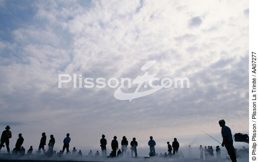 Foule sur le pont du Clémenceau. - © Philip Plisson / Plisson La Trinité / AA07277 - Nos reportages photos - Philip Plisson