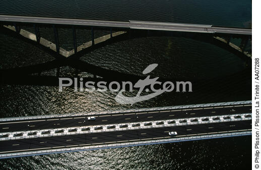 Les ponts de Brest, l'ancien et le nouveau. - © Philip Plisson / Plisson La Trinité / AA07288 - Photo Galleries - Philip Plisson