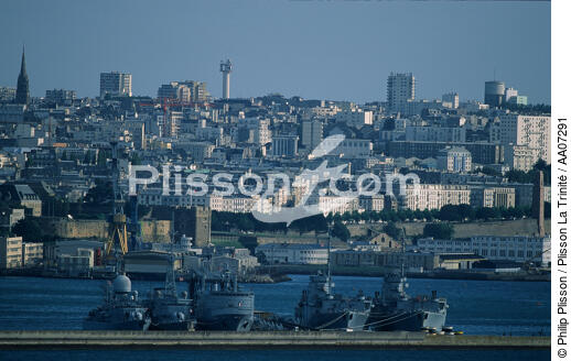 Bateaux militaires dans le port de Brest. - © Philip Plisson / Plisson La Trinité / AA07291 - Nos reportages photos - Philip Plisson