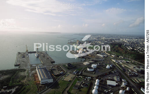 Port de commerce à Brest. - © Philip Plisson / Plisson La Trinité / AA07293 - Photo Galleries - Philip Plisson
