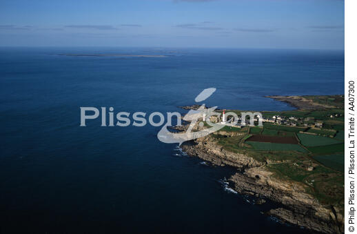 La pointe Saint-Mathieu et l'archipel de Molène au second plan. - © Philip Plisson / Plisson La Trinité / AA07300 - Nos reportages photos - Philip Plisson