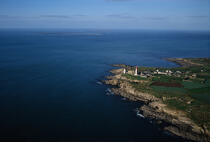 La pointe Saint-Mathieu et l'archipel de Molène au second plan. © Philip Plisson / Plisson La Trinité / AA07300 - Photo Galleries - Lighthouse [29]