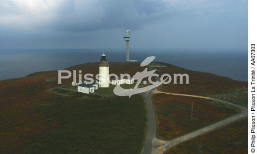 Tour Radar et phare du Stiff à Ouessant. - © Philip Plisson / Plisson La Trinité / AA07303 - Photo Galleries - Lighthouse [29]