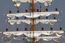 Le Navire mexicain, Cuauhtemoc finit sa descente de la Seine lors de l'Armada 2003. © Philip Plisson / Plisson La Trinité / AA07305 - Nos reportages photos - Les grands voiliers