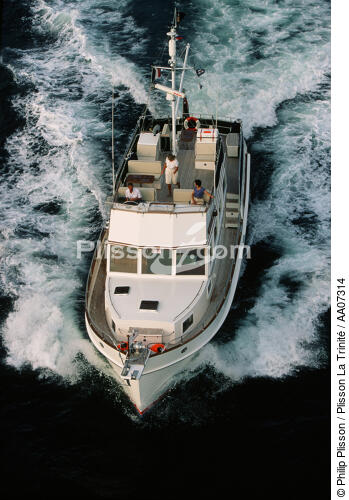 Trolwler en ballade. - © Philip Plisson / Plisson La Trinité / AA07314 - Photo Galleries - Motorboating