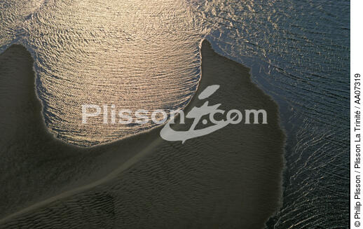 La mer jouant avec le sable dans le bassin d'Arcachon. - © Philip Plisson / Plisson La Trinité / AA07319 - Nos reportages photos - Arcachon [Bassin d']